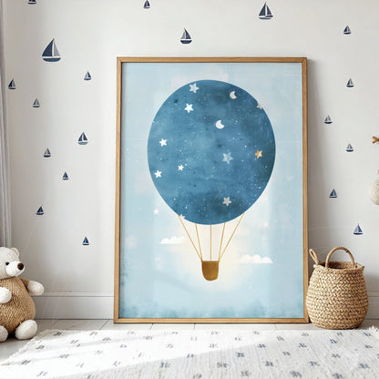 quadro com ilustração de balão de ar quente em tons de azul e estrelas, moldura de madeira clara, exibido sobre parede clara