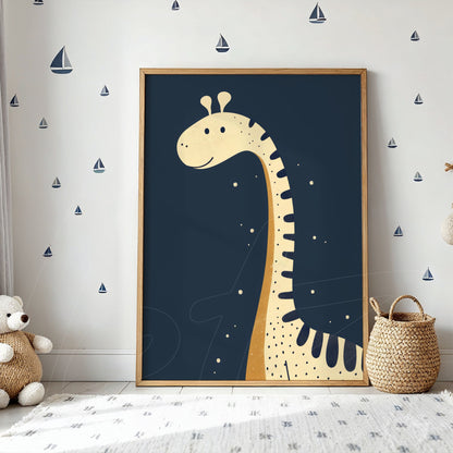 quadro com ilustração de girafa em fundo azul escuro com moldura de madeira clara