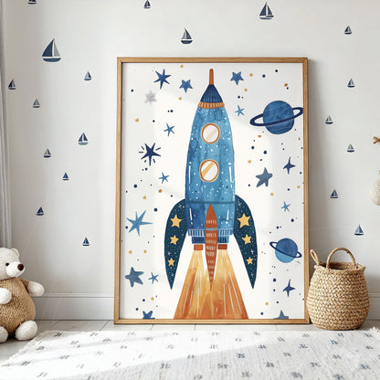 quadro com arte infantil de um foguete azul decorado com estrelas e planetas, moldura de madeira clara