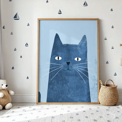 quadro com ilustração de gato azul em moldura de madeira clara em ambiente decorado com paredes azuis e adesivos de barcos