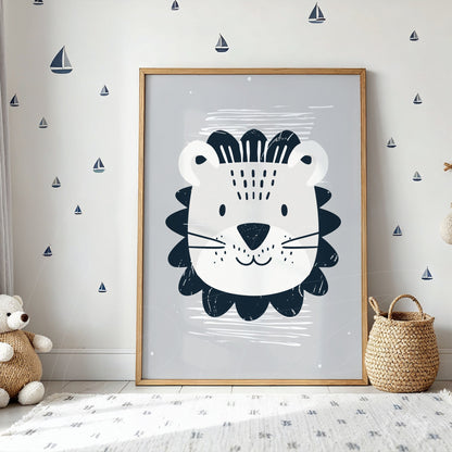 quadro com arte infantil de leão em moldura de madeira clara, com fundo cinza e detalhes náuticos na parede