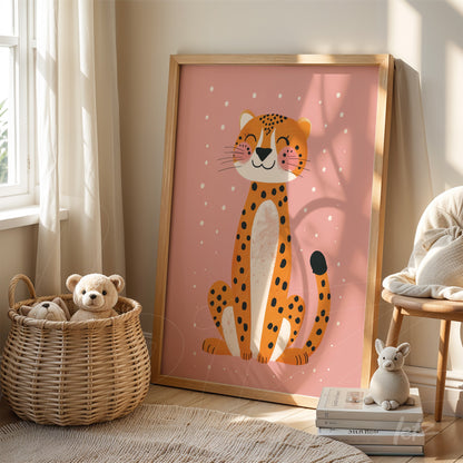 quadro com ilustração de leopardo estilizado em moldura de madeira clara sobre fundo rosa suave