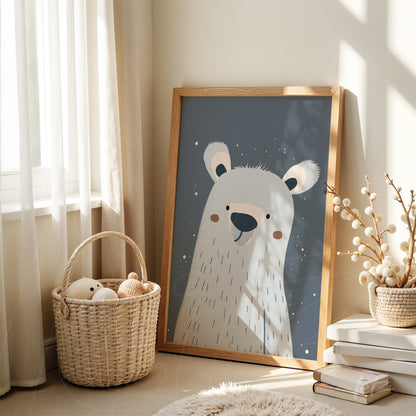quadro com ilustração de urso em estilo minimalista com moldura de madeira clara encostado em parede creme