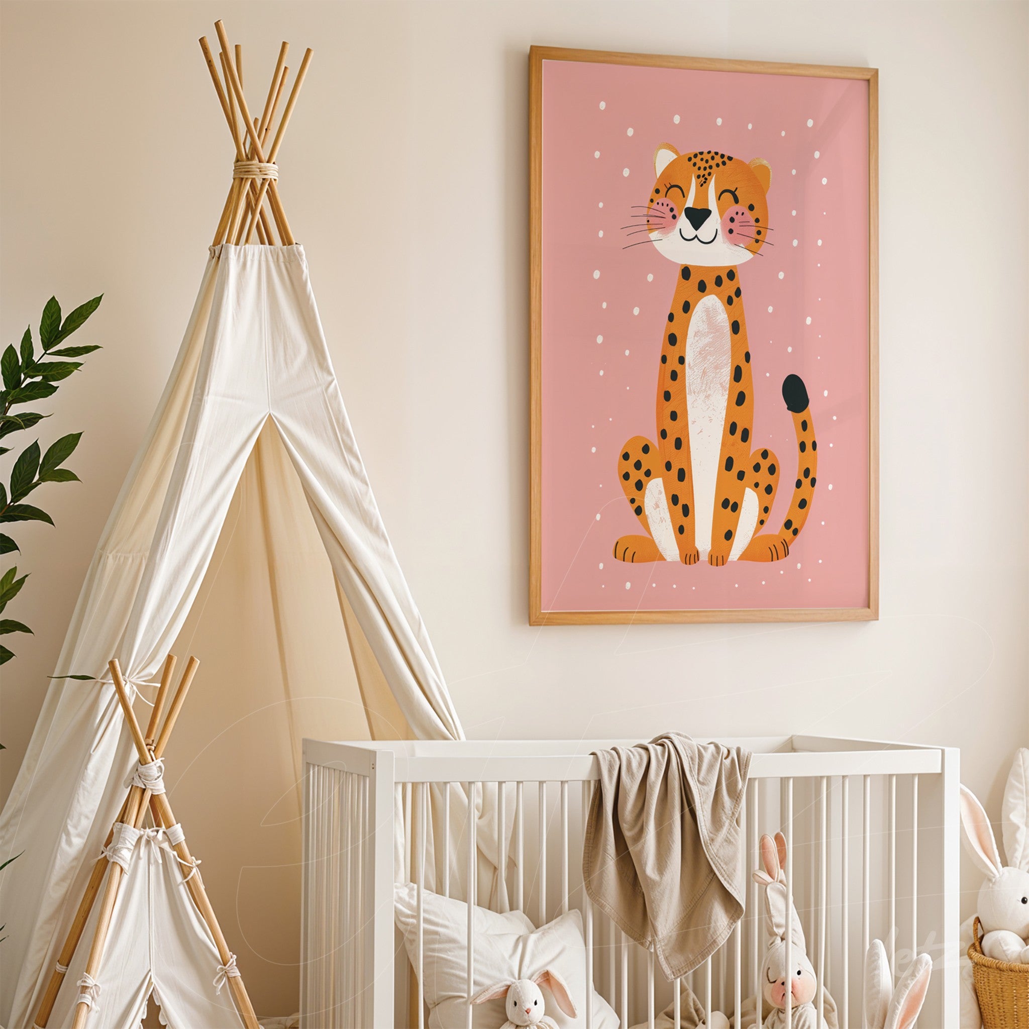 quadro decorativo com ilustração de um leopardo sobre fundo rosa, emoldurado com moldura dourada clara, exposto em um ambiente infantil ao lado de um berço branco e uma cabana de tecido beige
