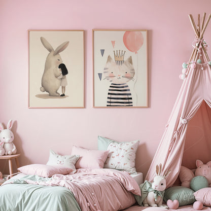 composição de dois quadros decorativos em moldura clara, um com ilustração de um coelho abraçando uma menina e outro com um gato usando uma coroa e balão, ambos sobre parede rosa suave