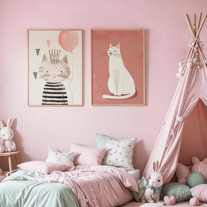 composição de quadros decorativos com ilustrações de gatos em moldura clara sobre parede rosa, acompanhados de uma tenda de brincar nas cores pastel
