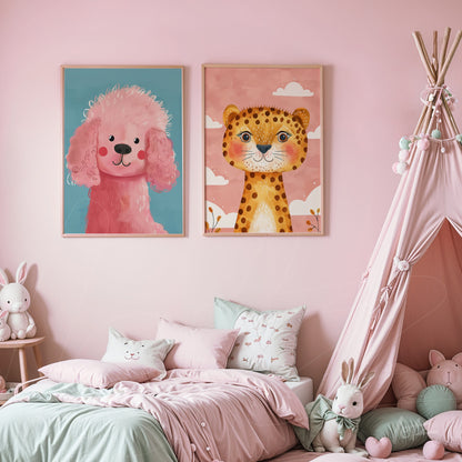 composição de quadros infantis com um cachorro rosa e uma onça em molduras claras, exibidos em um quarto com decoração suave