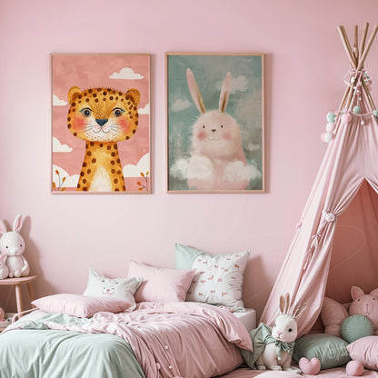 composição de quadros com ilustrações de um leão com manchas e um coelho fofo em molduras claras sobre parede rosa