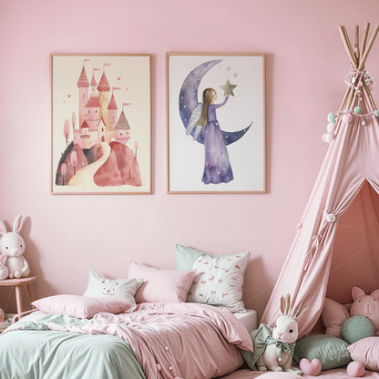 quadro com ilustração de castelo em tons suaves e moldura clara, ao lado de arte de menina com lua e estrela em fundo lilás, ambos em quarto decorado em rosa
