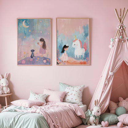 composição de dois quadros em moldura clara com ilustrações infantis de uma menina com um cachorro e outra com uma menina e um unicórnio, ambientada em um quarto rosa com elementos decorativos como almofadas e tenda