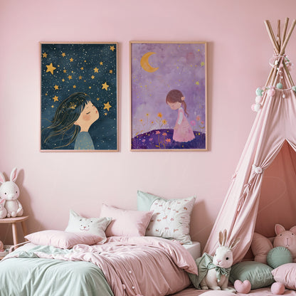 composição com dois quadros infantis em moldura de madeira clara, um quadro retrata uma menina com cabelo solto olhando para o céu estrelado e o outro mostra uma menina de costas caminhando em um campo com flores sob um céu lilás com lua cheia, ambos em um ambiente de quarto decorado em tons de rosa