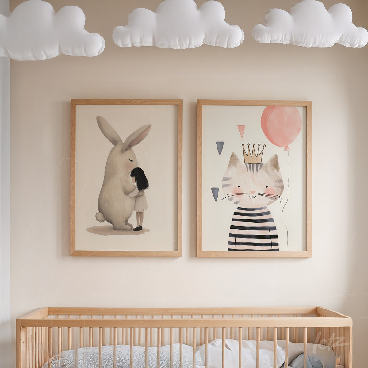 composição de quadros decorativos infantis com ilustrações de coelho e gato sobre parede clara e berço de madeira