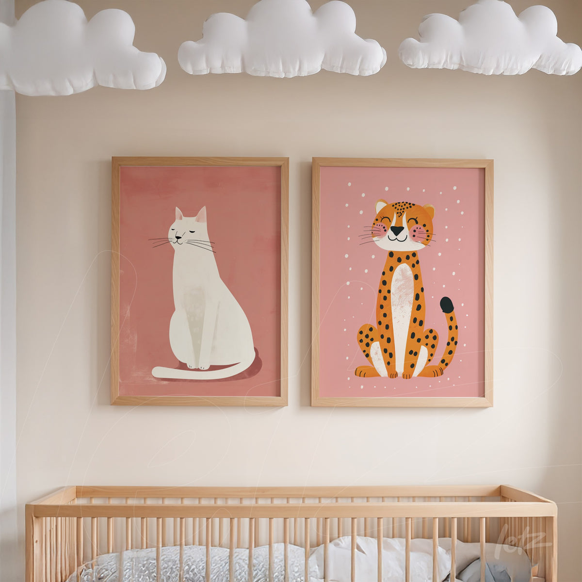 composição com quadros decorativos de um gato branco e uma onça em moldura de madeira clara, exibidos sobre parede rosa clara