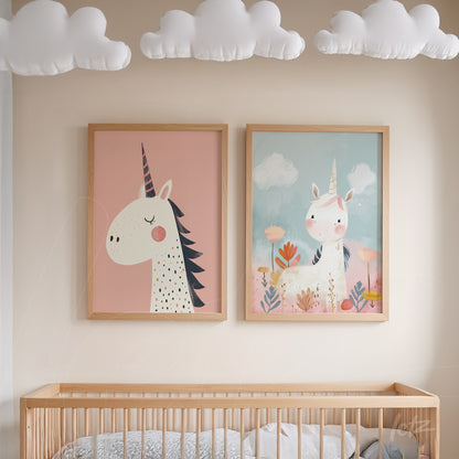 série de quadros decorativos com ilustrações de unicórnios em tons pastel, molduras de madeira clara e nuvens decorativas no teto