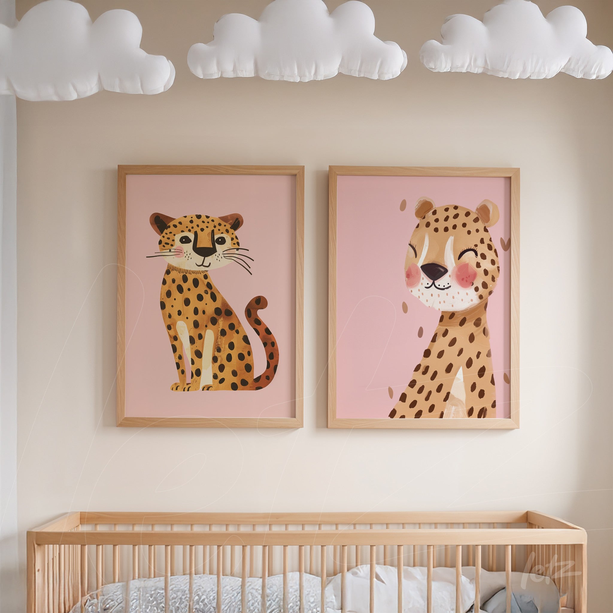 duas ilustrações de foguinhos em molduras de madeira clara, com fundo rosa e estilo infantil