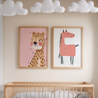composição de quadros decorativos com a arte de um leopardo feliz em fundo rosa e um cavalo estilizado em rosa sobre fundo branco, em molduras de madeira clara, exibidos em ambiente infantil