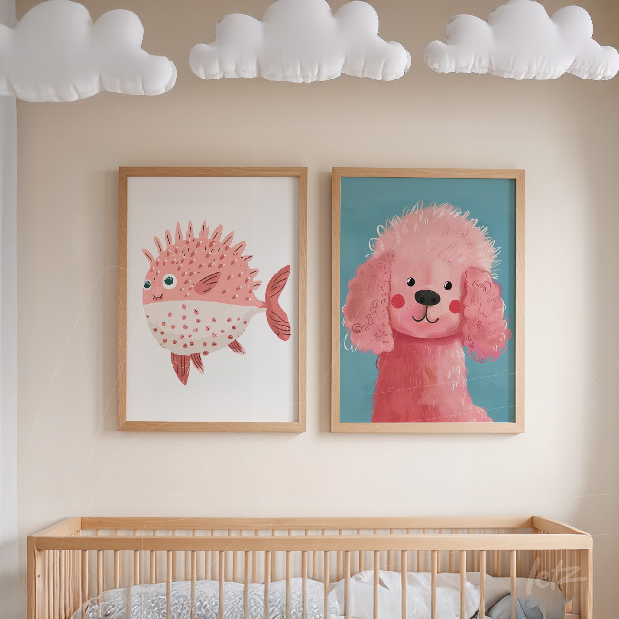 composição de quadros com ilustrações infantis de um peixe rosa e um poodle rosa em molduras de madeira clara na parede de um quarto de bebê