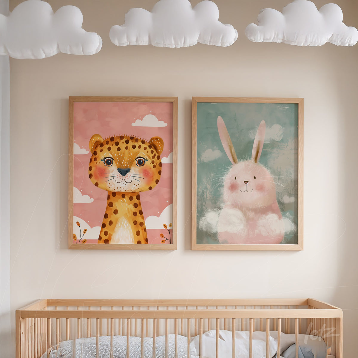 composição de quadros decorativos com arte infantil, um leão estilizado sobre fundo rosa e um coelho fofinho em fundo azul, ambos em molduras de madeira clara