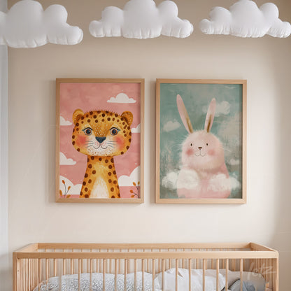 composição de quadros decorativos com arte infantil, um leão estilizado sobre fundo rosa e um coelho fofinho em fundo azul, ambos em molduras de madeira clara