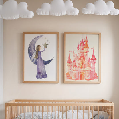 série de quadros decorativos para quarto infantil com figuras de uma menina angelical segurando uma estrela e um castelo de contos de fadas, ambos em moldura de madeira clara