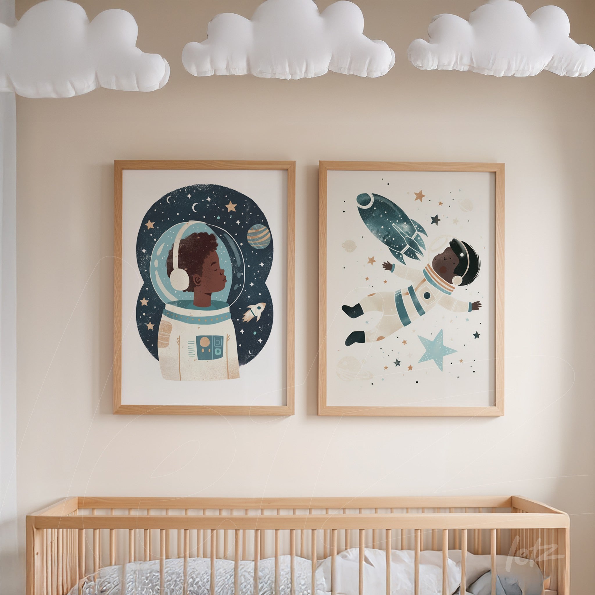 composição de quadros com ilustrações de astronautas em moldura de madeira clara, exibidos sobre berço em ambiente de quarto infantil