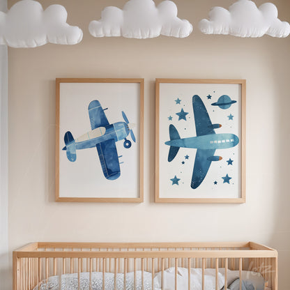 composição com dois quadros em moldura de madeira clara, um mostrando um avião azul de um lado e outro com um avião e planetas em fundo branco do outro lado