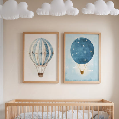 série de quadros decorativos com balões de ar quente em moldura clara sobre parede neutra