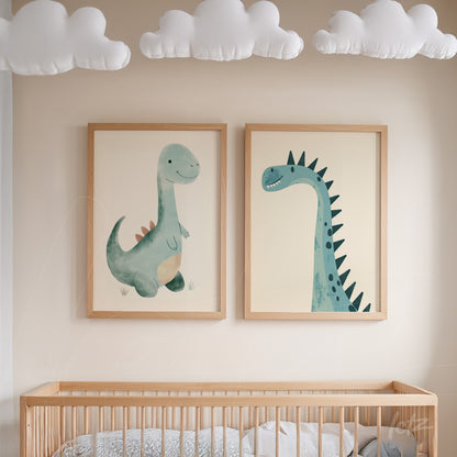 dupla de quadros com ilustrações de dinossauros em moldura de madeira clara, exibidos em quarto infantil com nuvens de papel no teto