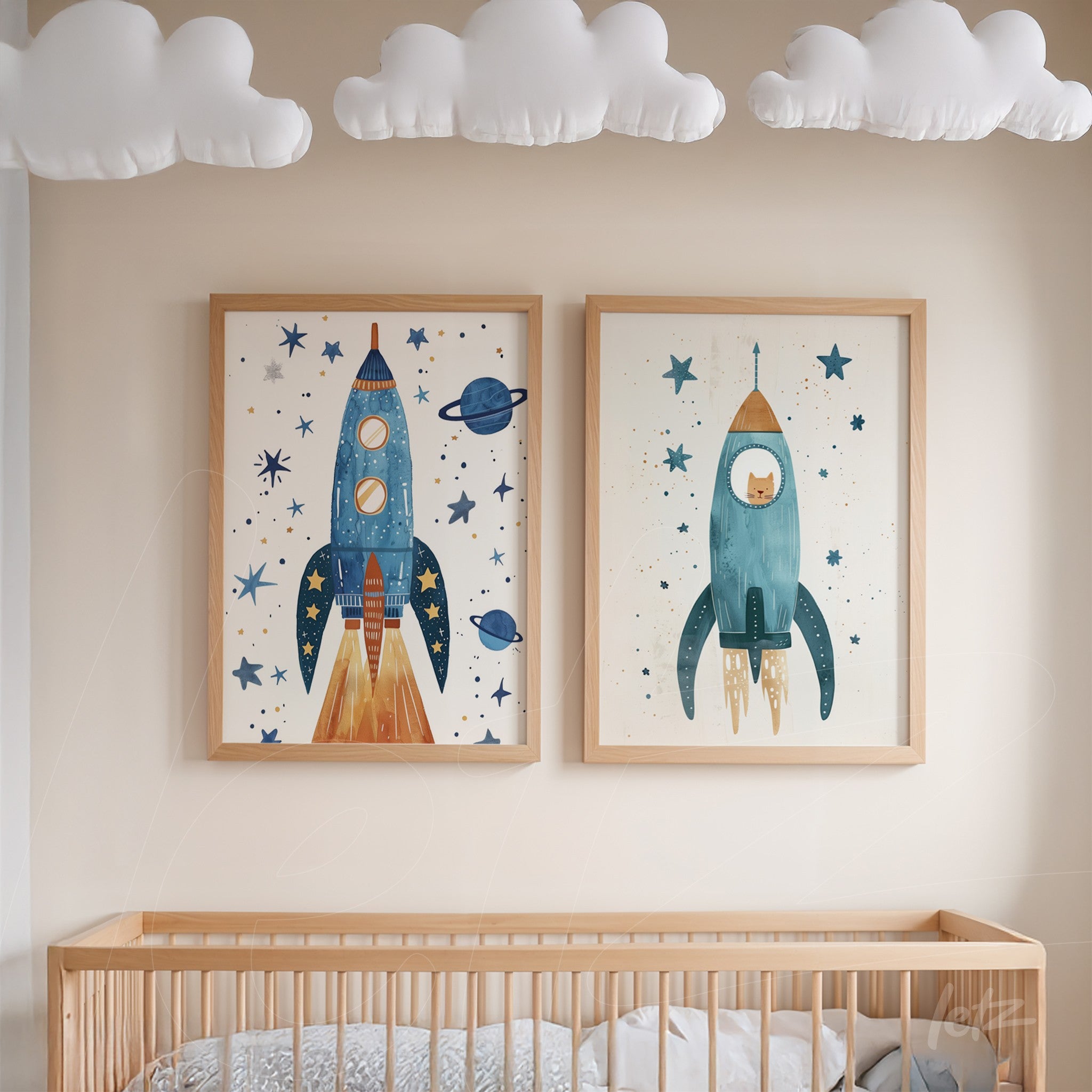 composição de dois quadros com arte temática espacial, um com foguete azul e outro com foguete verde, ambos em moldura de madeira clara, pendurados em parede neutra junto a um berço