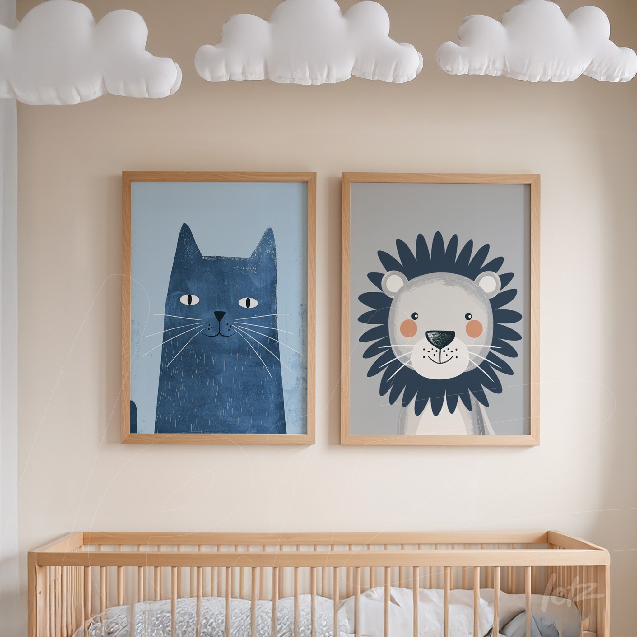 dupla de quadros decorativos com ilustrações de um gato azul e um leão com detalhes em azul, ambos em molduras de madeira clara sobre parede bege