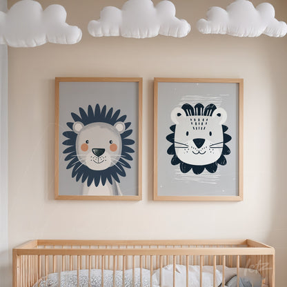 composição de quadros com ilustrações de leões em molduras de madeira clara sobre parede neutra
