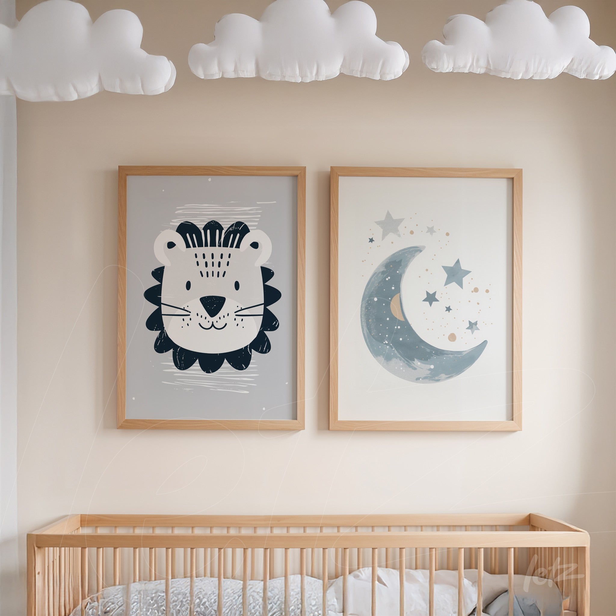 composição de quadros infantis com leão e lua em molduras de madeira clara, expostos sobre a parede de quarto de bebê