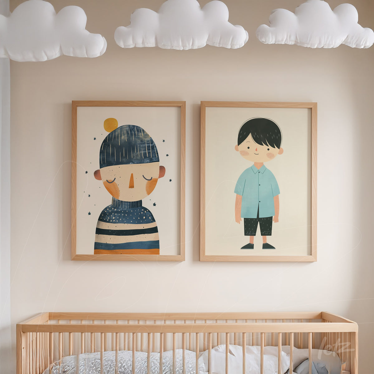 composição de quadros com ilustrações infantis em moldura de madeira clara, um menino de boné e um garoto de camisa azul sobre parede bege