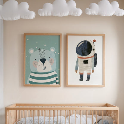 composição de quadros decorativos infantis com ilustração de urso usando listras e um astronauta com fundo galáctico, ambos em molduras de madeira clara sobre parede neutra