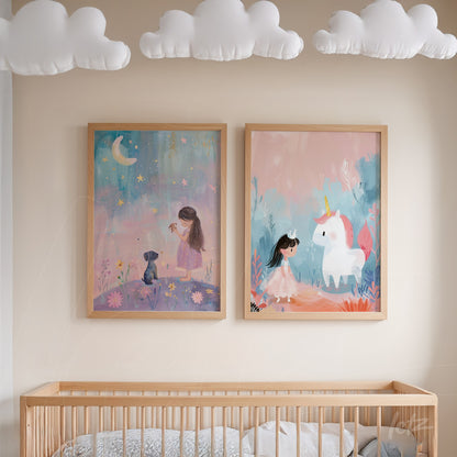 composição de dois quadros em moldura de madeira clara, um com menina sentada em um campo sob a lua e o outro com menina e unicórnio em fundo pink