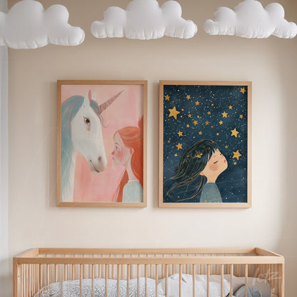 dupla de quadros decorativos com ilustrações infantis, um retratando uma menina e um unicórnio em fundo rosa e o outro mostrando uma garota olhando para estrelas em fundo azul escuro, ambos com moldura de madeira clara