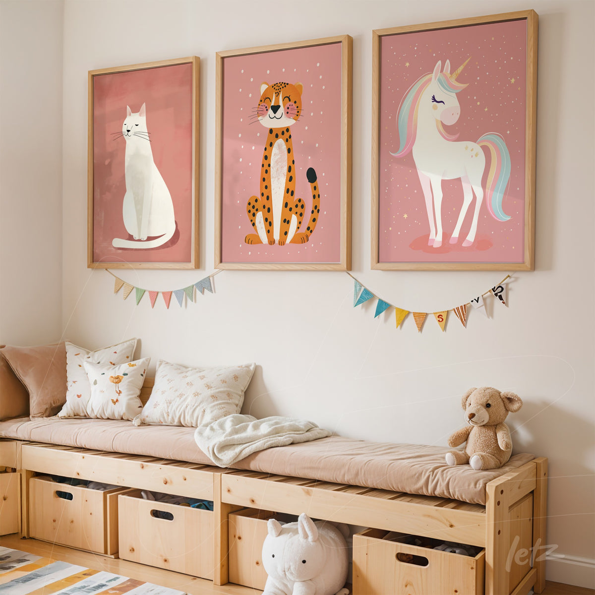 série de quadros com ilustrações infantis de um gato branco, uma onça pintada e um unicórnio em molduras de madeira clara sobre parede rosa