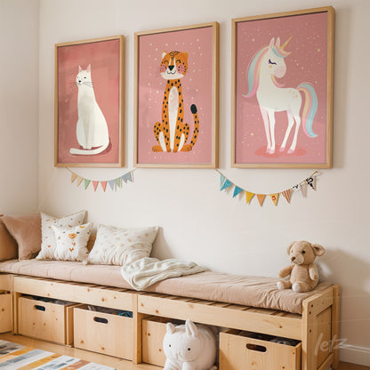 série de quadros com ilustrações infantis de um gato branco, uma onça pintada e um unicórnio em molduras de madeira clara sobre parede rosa