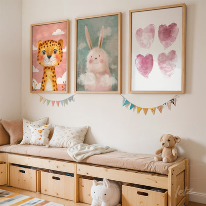 composição de quadros infantis com um leão, um coelho feliz e corações em uma parede, molduras de madeira clara em ambiente de quarto infantil