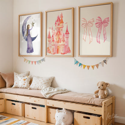 composição de três quadros com ilustrações infantis em molduras de madeira clara, incluindo uma princesa, um castelo rosa e laços em tons de rosa acima de um banco de madeira com prateleiras