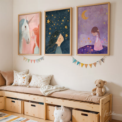 composição de quadros com ilustrações infantis, incluindo um unicórnio, uma menina com estrelas e uma menina ao luar, todos em molduras de madeira clara, expostos sobre uma parede clara ao lado de um banco de madeira