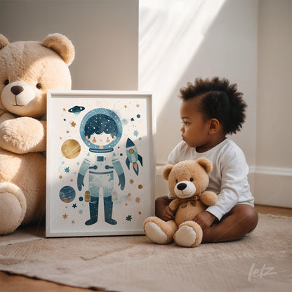 quadro com ilustração de astronauta em estilo infantil, moldura branca, exibido próximo a criança com brinquedos de urso