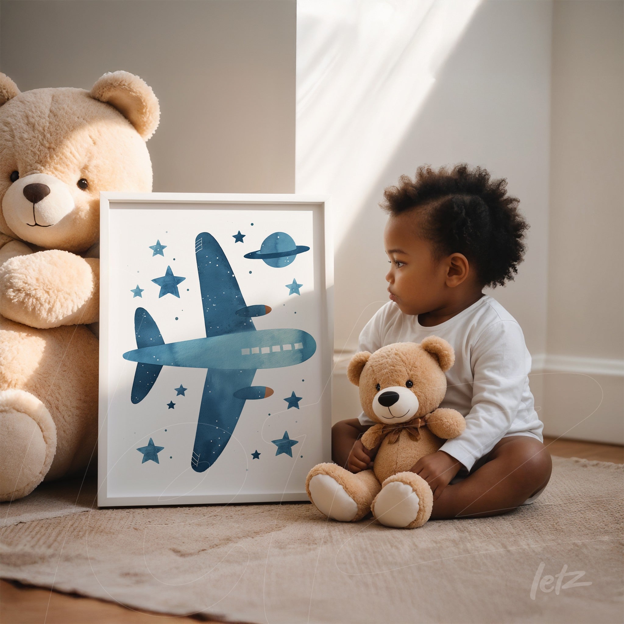 quadro decorativo com ilustração de avião azul e planetas em moldura branca, apoiado ao lado de uma criança e ursos de pelúcia