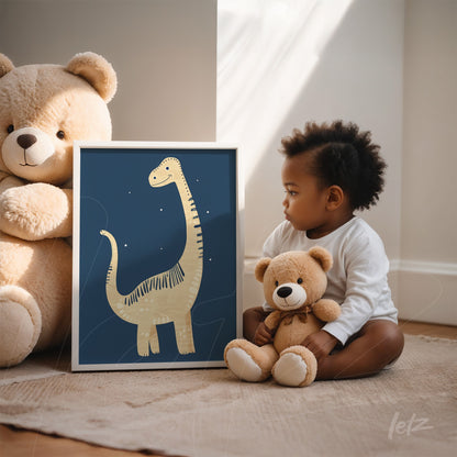 quadro com ilustração de dinossauro amarelo em fundo azul, exibido próximo a uma criança com boneca de pelúcia em ambiente iluminado