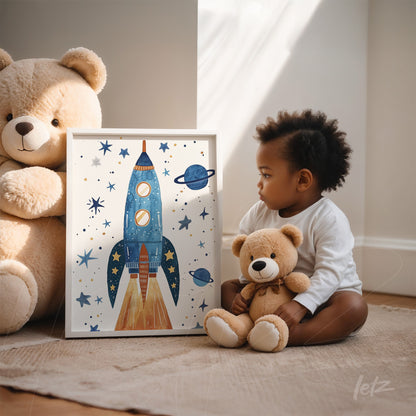 quadro com ilustração de foguete azul e planetas em moldura branca, apoiado ao lado de uma criança com brinquedo de urso de pelúcia