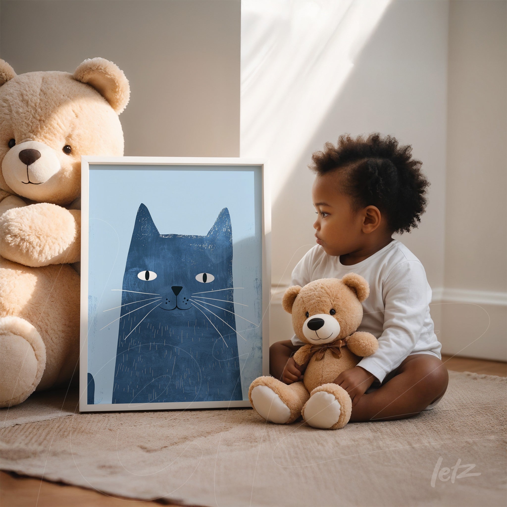 quadro com arte infantil de gato azul em moldura branca ao lado de criança sentada segurando urso de pelúcia