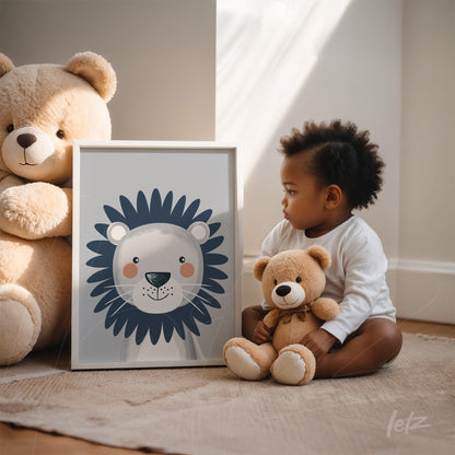 quadro com ilustração de leão em moldura branca, exibido ao lado de uma criança e dois ursos de pelúcia em um ambiente iluminado
