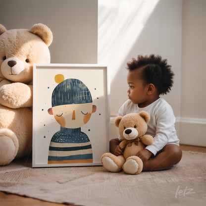 quadro com ilustração infantil de garoto em suéter com listras e gorro azul, em moldura branca, ao lado de criança segurando ursinho de pelúcia