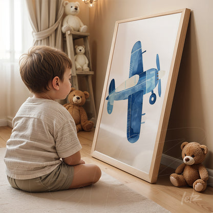 quadro com ilustração de um avião azul em moldura clara, exibido sobre o chão em ambiente infantil com brinquedos de pelúcia ao redor
