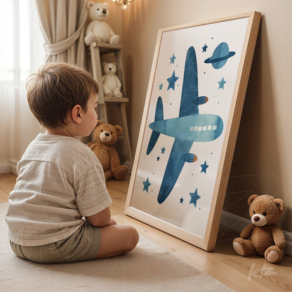 quadro com ilustração de avião azul em meio a estrelas e um planeta, apoiado em parede com cortinas claras